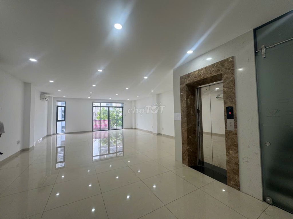 Фото 2: Фасад Nguyễn Thị Nhung, городская зона Vạn Phúc, 7x20 м, цена всего 65 млн, есть лифт