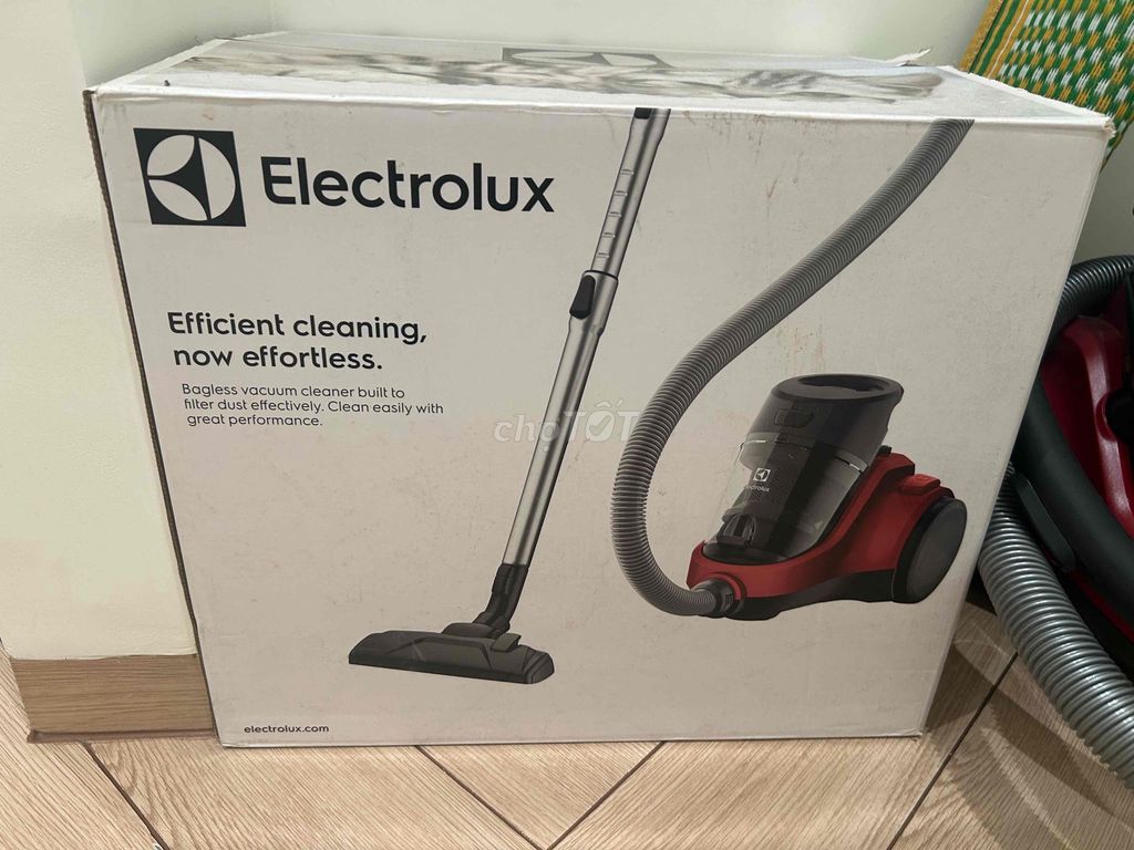 Фото 2: Пылесос Electrolux красный