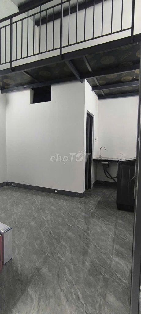 Комната в аренду с фасадом, полностью меблированная, рядом с университетом Сы Фам Кы Тхуат и университетом Вьет-Хань