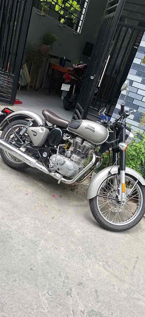 Фото 2: Royal Enfield Classic 500 серый 4000 км 500cc