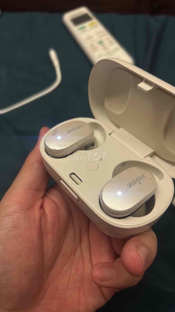 Фото 2: Белые наушники Bose