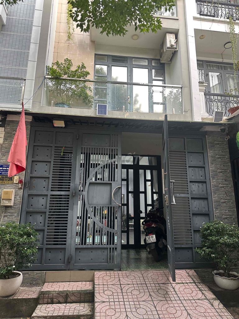 Собственник продаёт дом в районе Saigon Coop 63 м², 1 этаж, 2 этажа, терраса