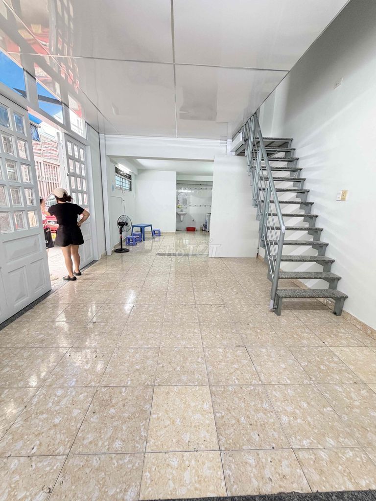 Фото 3: Угловой дом, 2 фасада, в переулке. 3 кондиционера, 4x12 м, 1 антресольный этаж + 1 этаж (3 спальни, 3 санузла), переулок