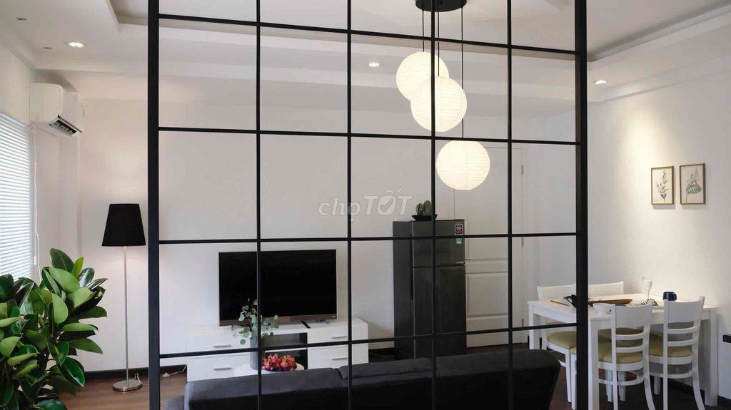 Фото 2: Фасад Hoa Lan, VIP Phú Nhuận, площадь 8x16 м, 1 этаж + 4 этажа, лифт