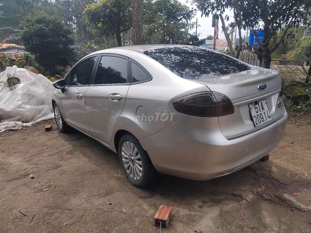 Фото 3: Ford Fiesta 2012 механика 1.4 серебристый