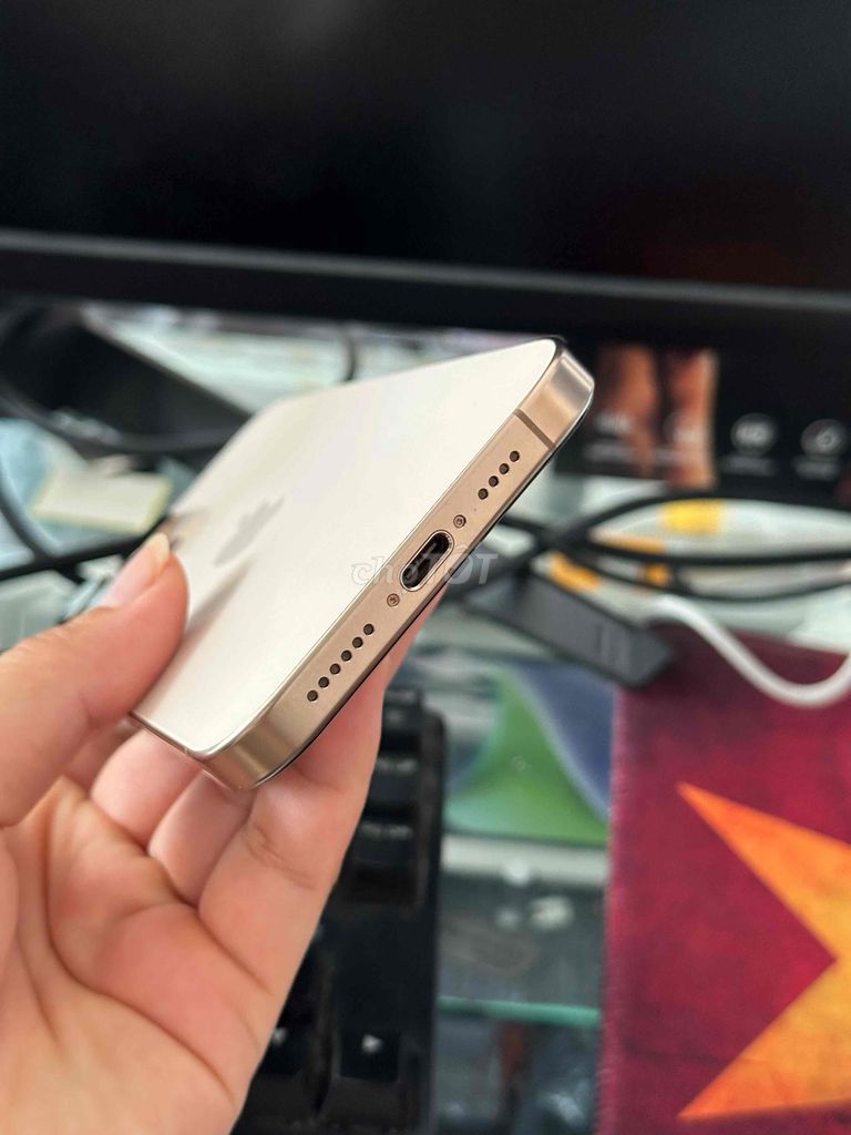 Фото 3: Apple iPhone 16 Pro Max 256GB Золотой, Красивый, 99%