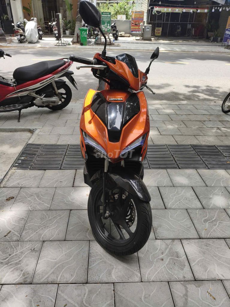 Фото 3: Honda Air Blade 2017 оранжево-черный, 46 561 км