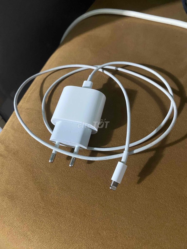 Фото 2: Зарядное устройство для Apple iPhone, белое, очень новое