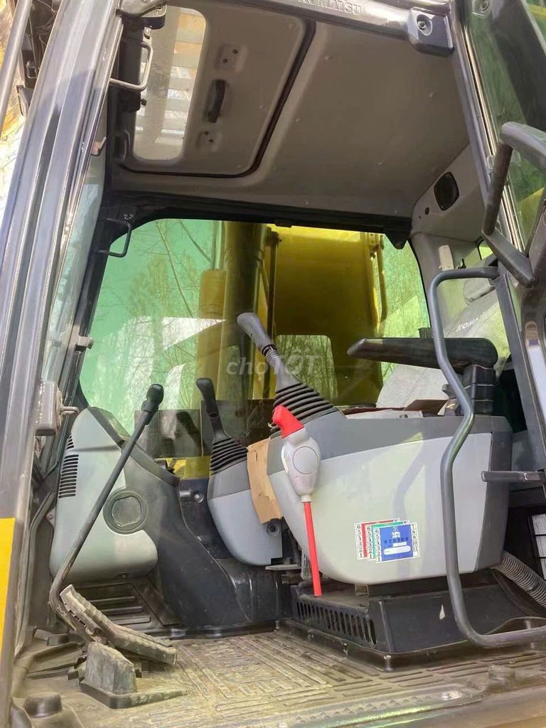 Фото 2: Гусеничный экскаватор Komatsu PC220-8M0 желтый