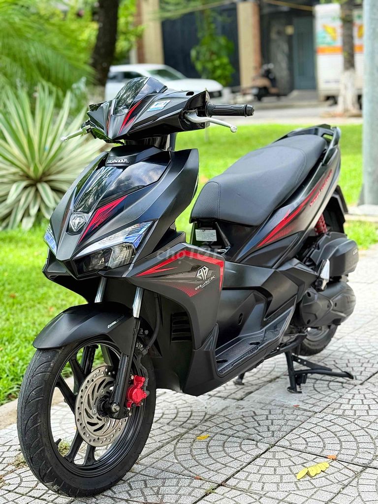 Фото 2: Honda Air Blade 2019 чёрно-красный Вьетнам