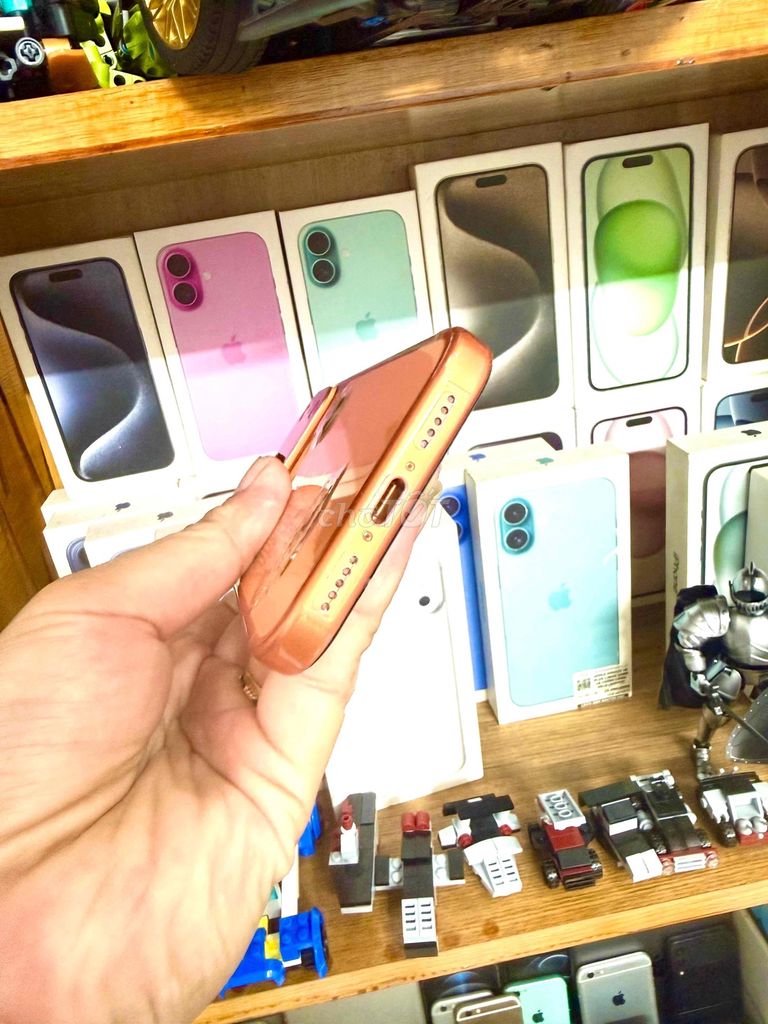 Фото 2: Apple iPhone 17 Pro 256GB золотистый, Вьетнам, 98%