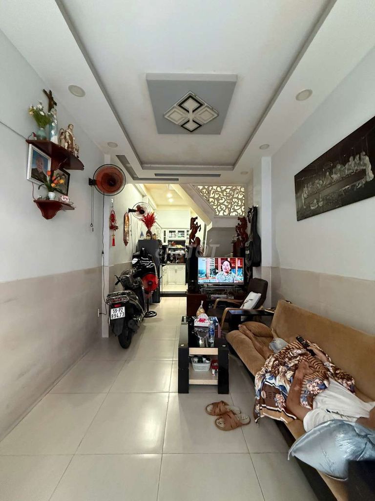 Продаётся дом в переулке BÀNH VĂN TRÂN, 2 этажа, площадь 3x10