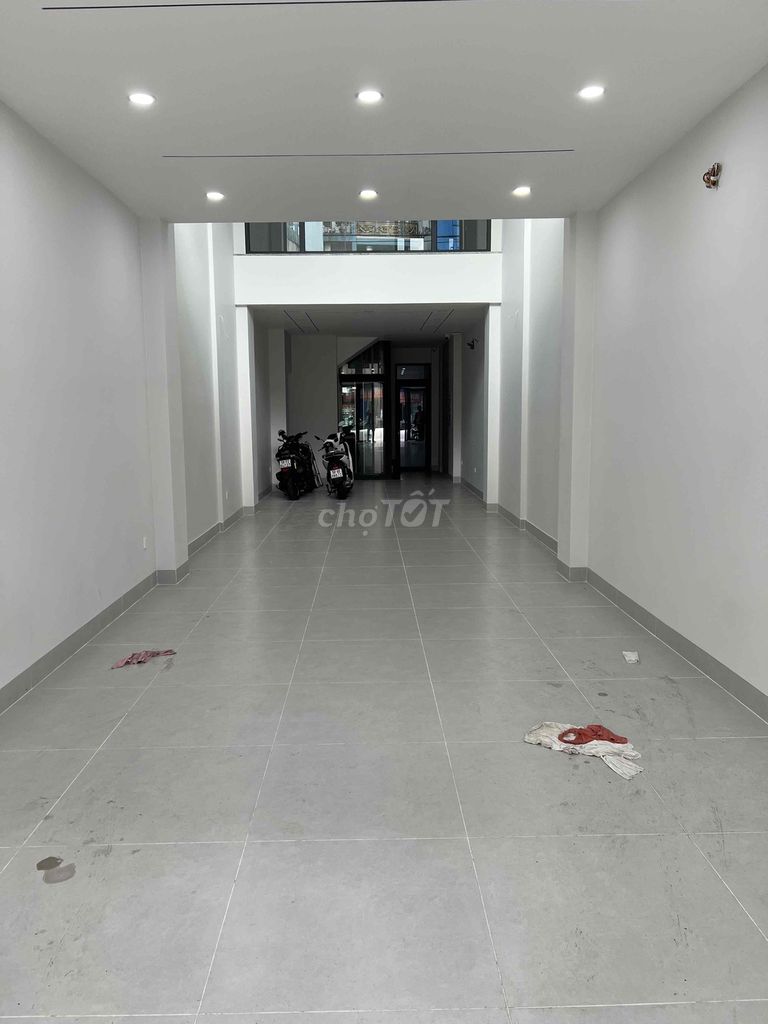 Фото 2: Собственник сдаёт 500 м²: 1-й этаж, 3 этажа + терраса, фасад на Ау Ко (лифт)