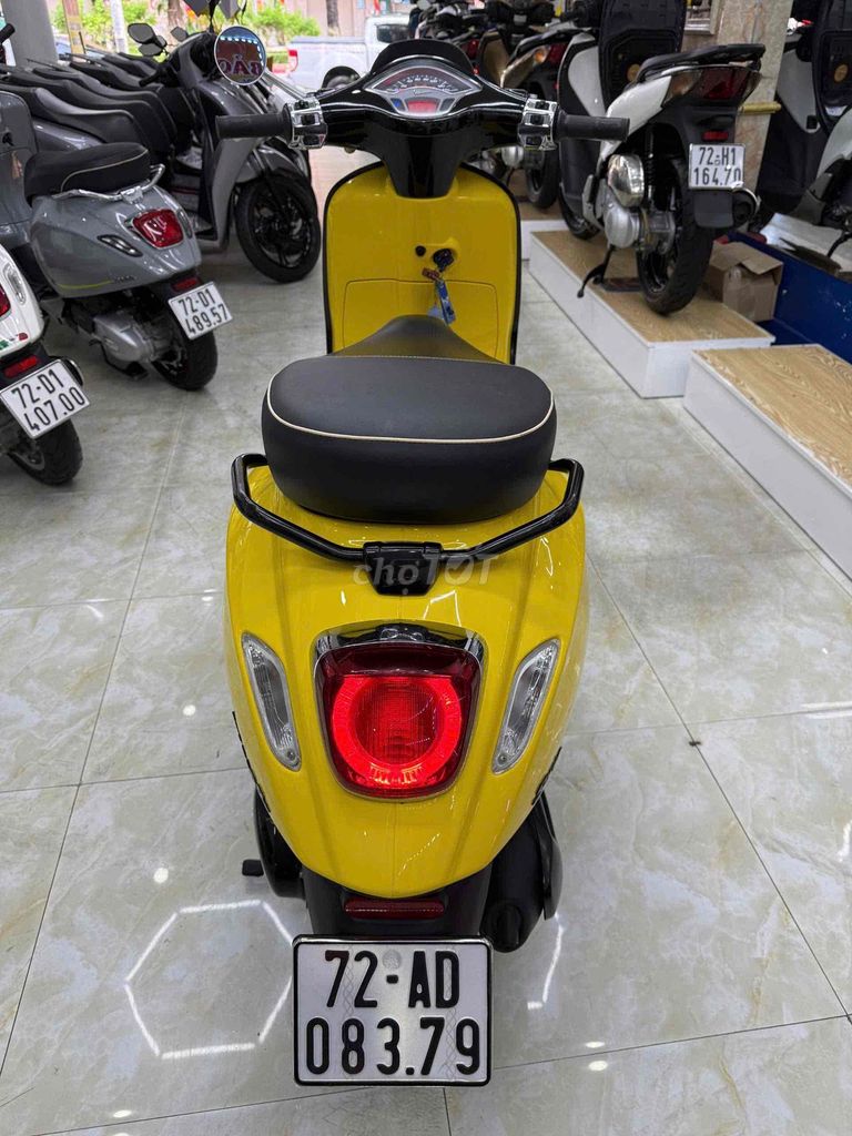 Piaggio Vespa Iget ABS 2020 желтый лимон