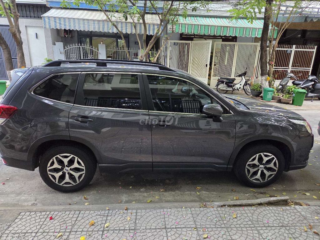 Subaru Forester 2024 серый 33000 км