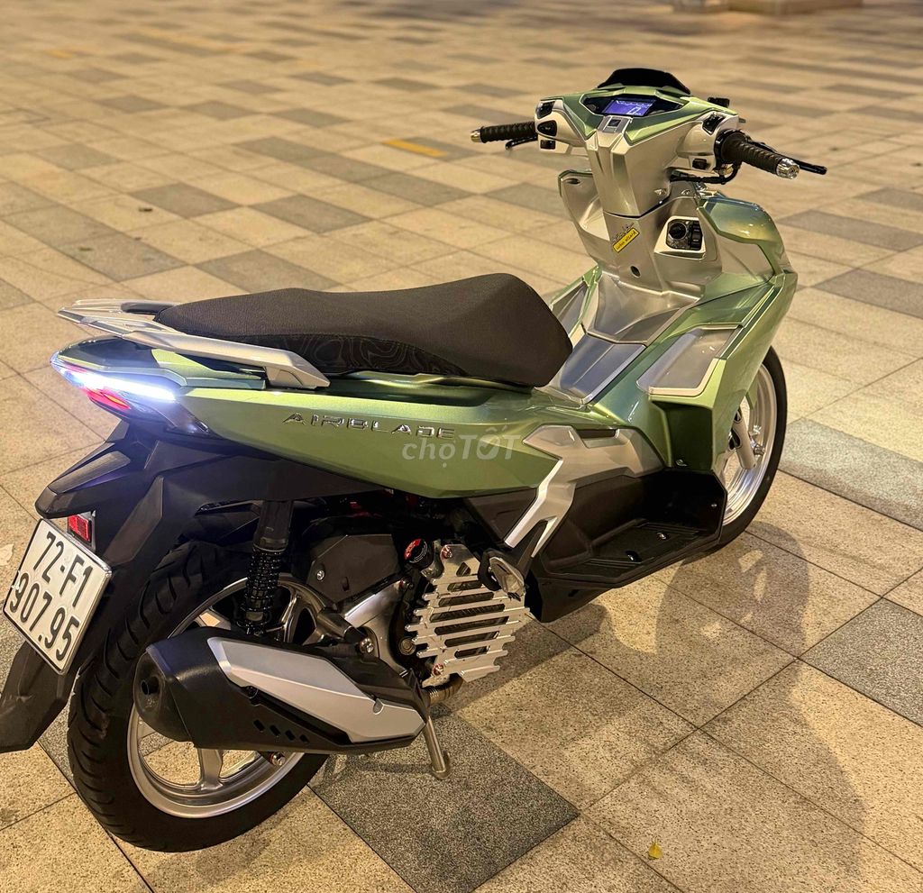 Фото 2: Honda Air Blade 125 2023 Xanh