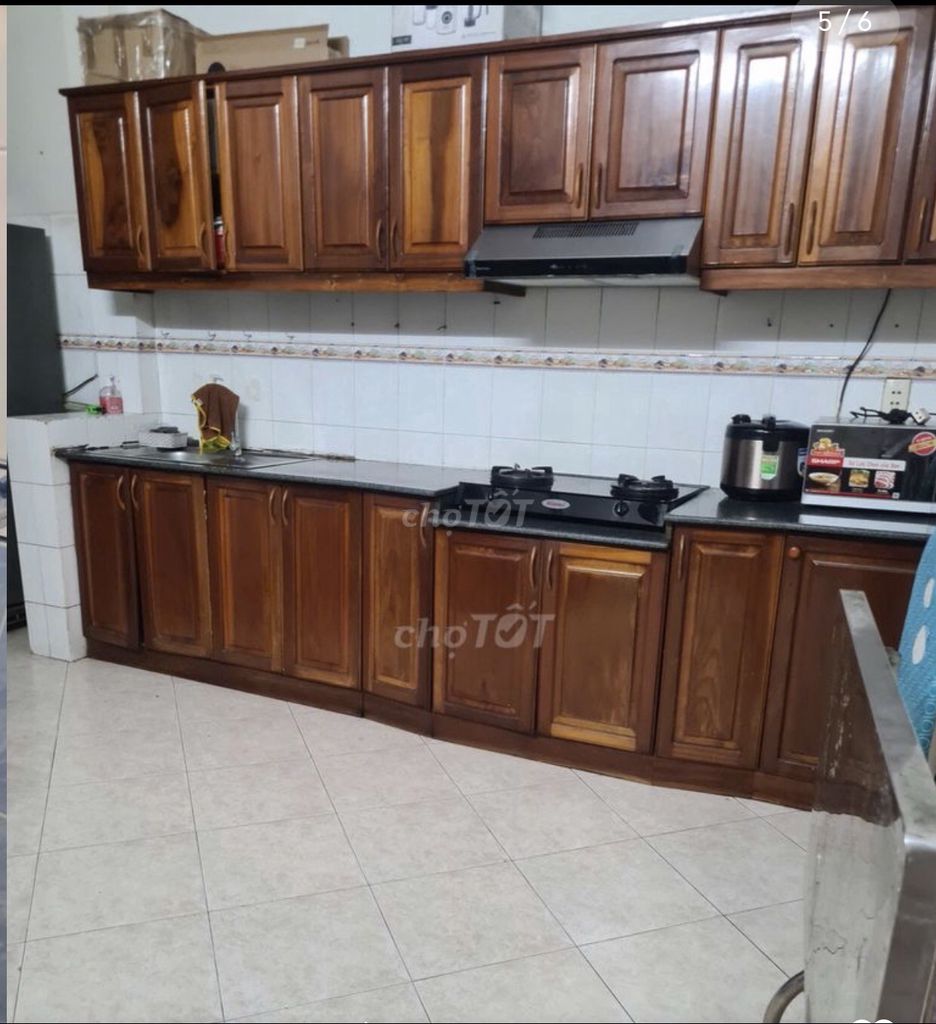 Дом 4 этажа, фасад Bà Hom, 4,5 м x 23 м, 4 спальни, 4 санузла, сдаётся вместе с рестораном