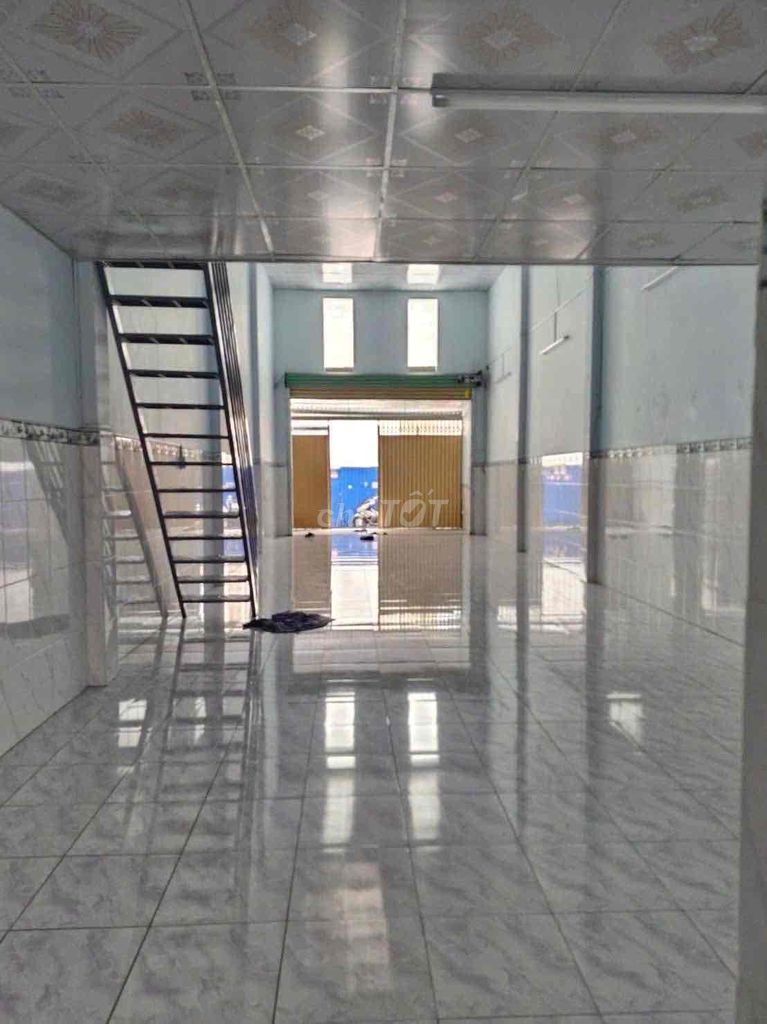 Фото 2: Сдаётся новый дом, никто ещё не жил, 160 м², первый этаж + антресоль, 9 млн, проезд для грузовиков сквозной