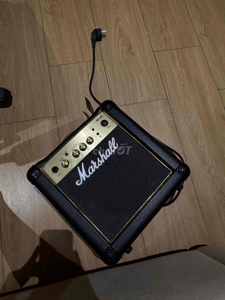 Фото 2: Усилитель для гитары Marshall MG10, черный