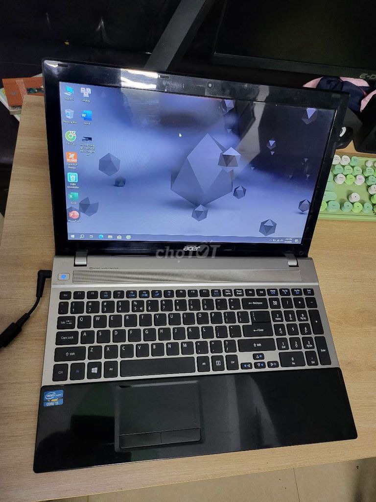 Acer Core i5 15.6 дюймов 6GB/128GB SSD, не держит батарея