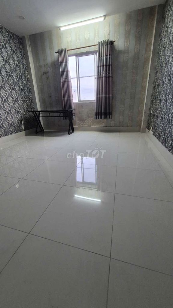 Фото 2: Комната в аренду с кондиционером, окном, 20 м², свободный график, деревянный шкаф для одежды