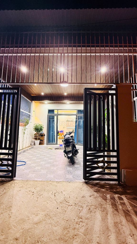 Продажа дома с коммерческим помещением - 100м2 (5x20м) - 2 спальни, красивый - автомобиль - Бак Нячанг - 1 млрд 590 млн