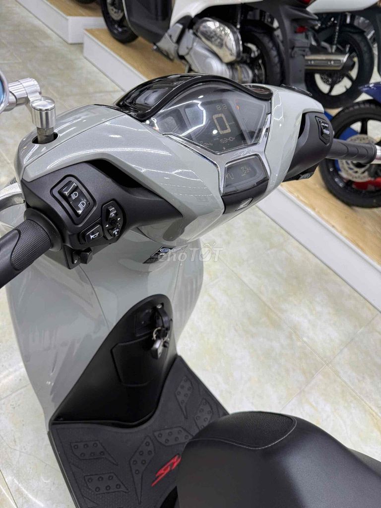 Фото 3: Honda SH 150 ABS 2022 Серый цемент