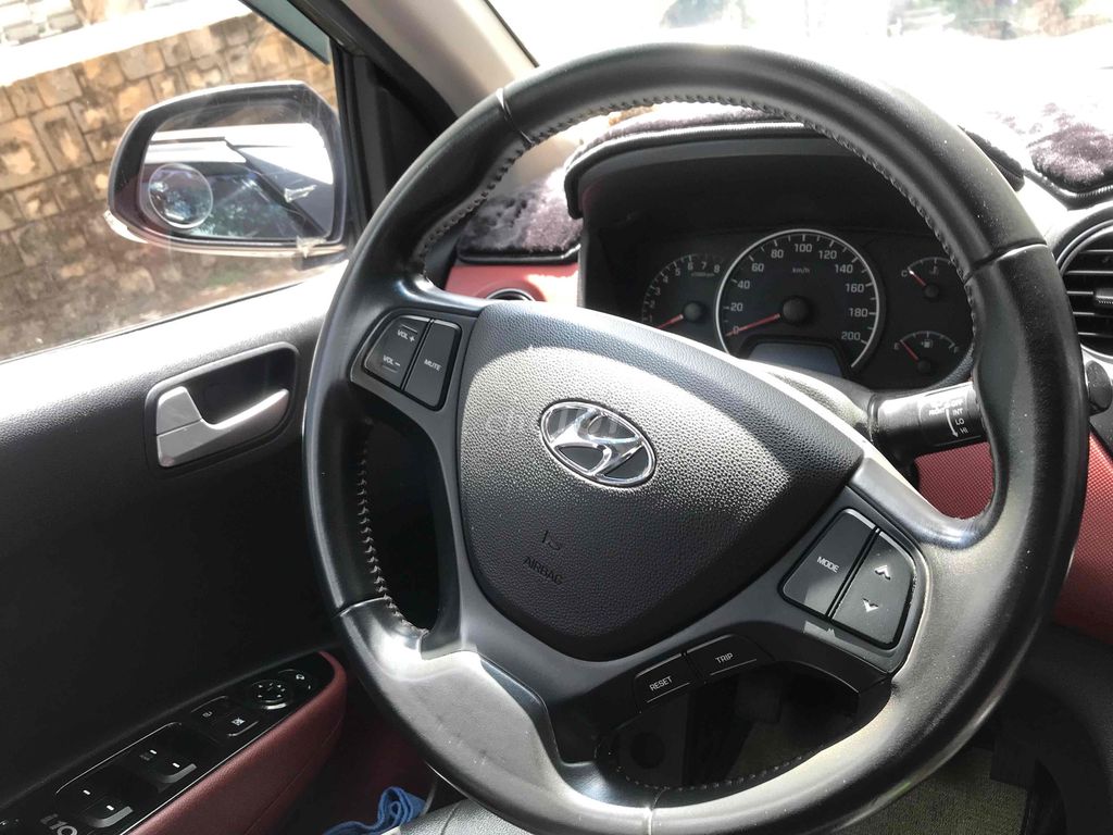 Hyundai Grand i10 механическая, коричневый