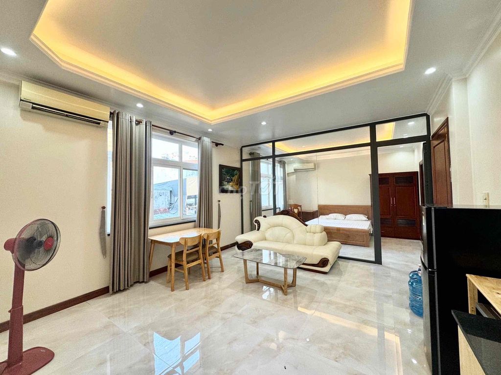Квартира 1 спальня 60 м², очень большая, полностью меблирована от А до Я, с большим окном, светлая, рядом с районом 1