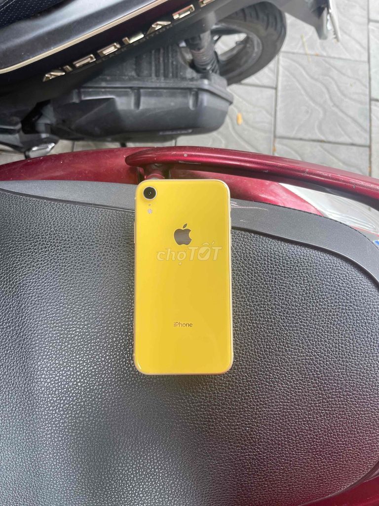 Фото 2: Apple iPhone XR 64GB золотистый