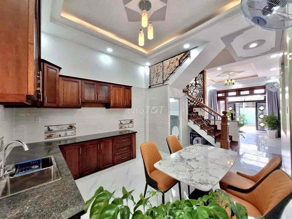 Фото 3: Сдаётся новый дом, площадь 280 м², 1 первый этаж, 4 этажа, 6 спален, 4 санузла, переулок 8 м, проезд для грузовиков, ряд