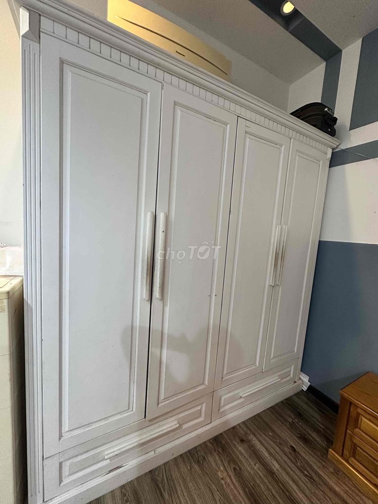 Шкаф для одежды из белого дерева 2м x 2,2м