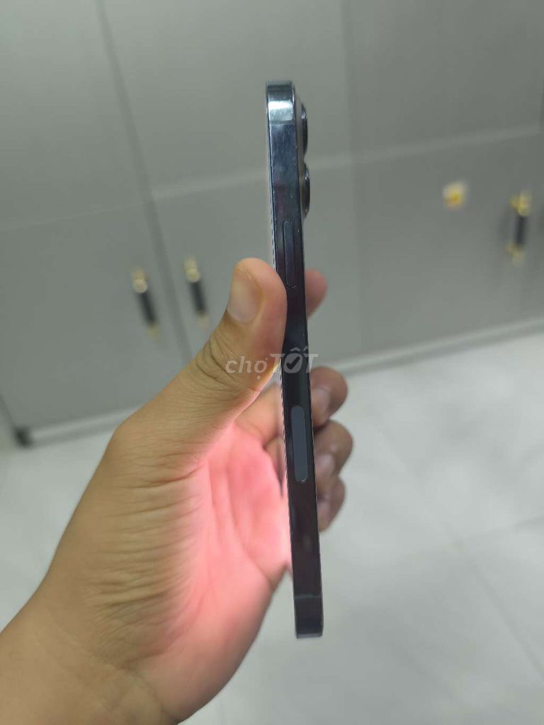 Фото 3: iPhone 13 Pro Max с полосой по краю, хорошо подходит для работы и игр