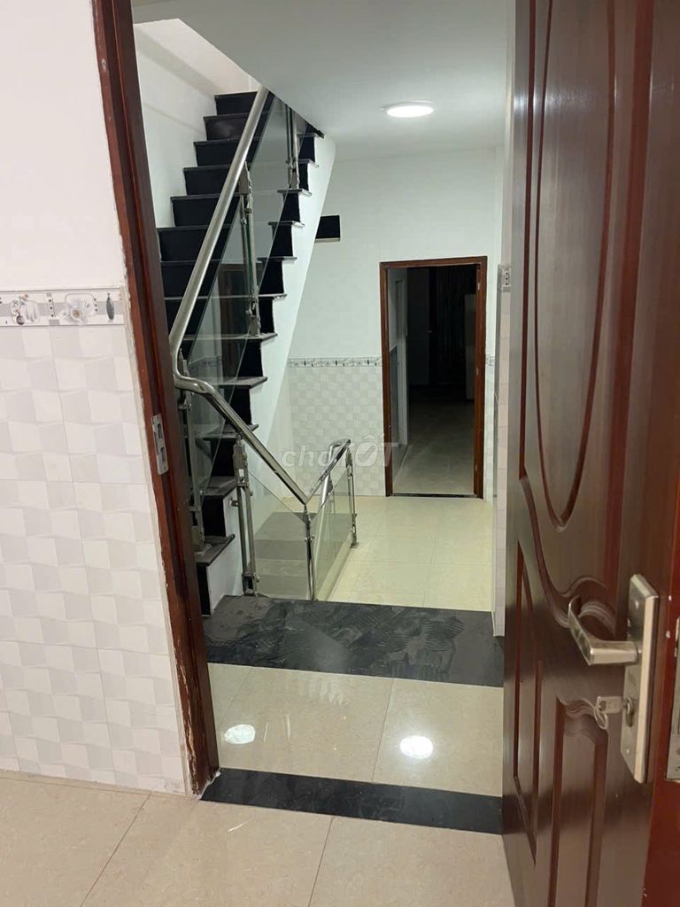 Дом в 4 этажа, ещё новый и красивый, 3,3 м x 18 м, 4 спальни (с отдельными санузлами), 5 санузлов, переулок 3 м Ло Гом