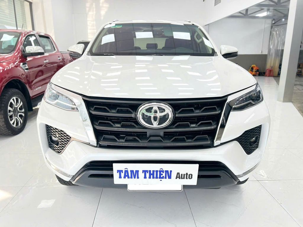 Toyota Fortuner 2.4 AT 2022 Белый 7 мест