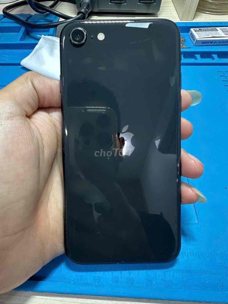 Фото 2: IP SE2020 черный 64gb