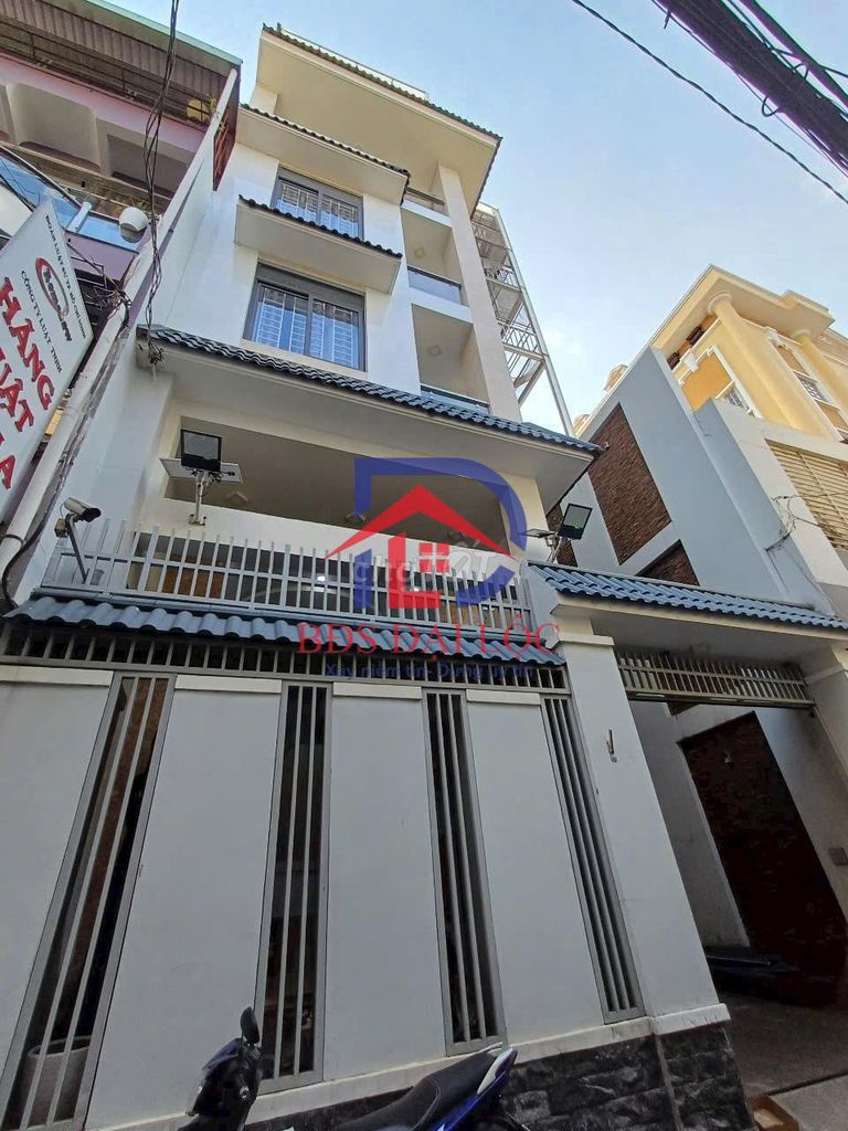 Дом целиком, фасад на улице Зяй Фонг_ 6x20м_ 1 этаж + 3 этажа_ с кондиционерами.