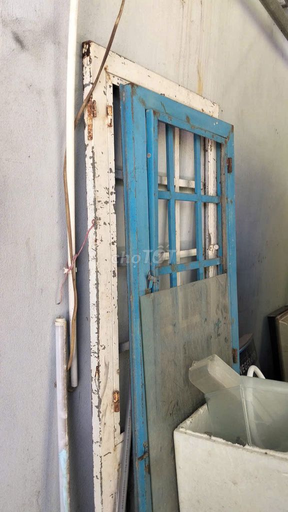 Стальные двери синего и белого цвета
