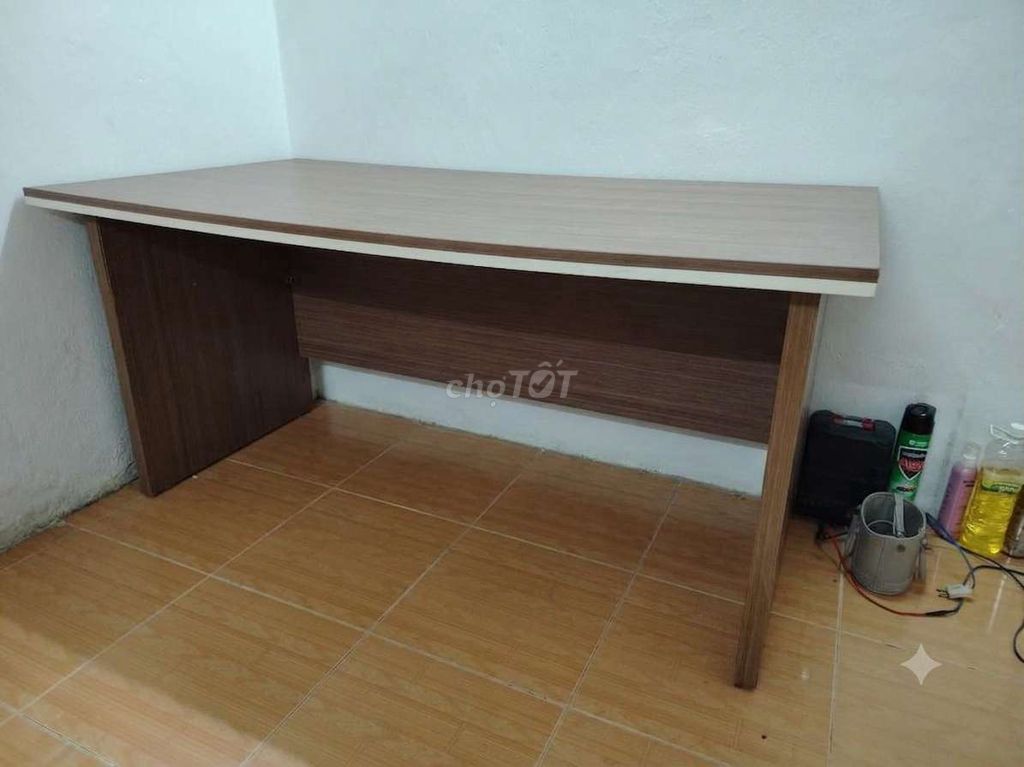 Письменный стол из коричневой фанеры