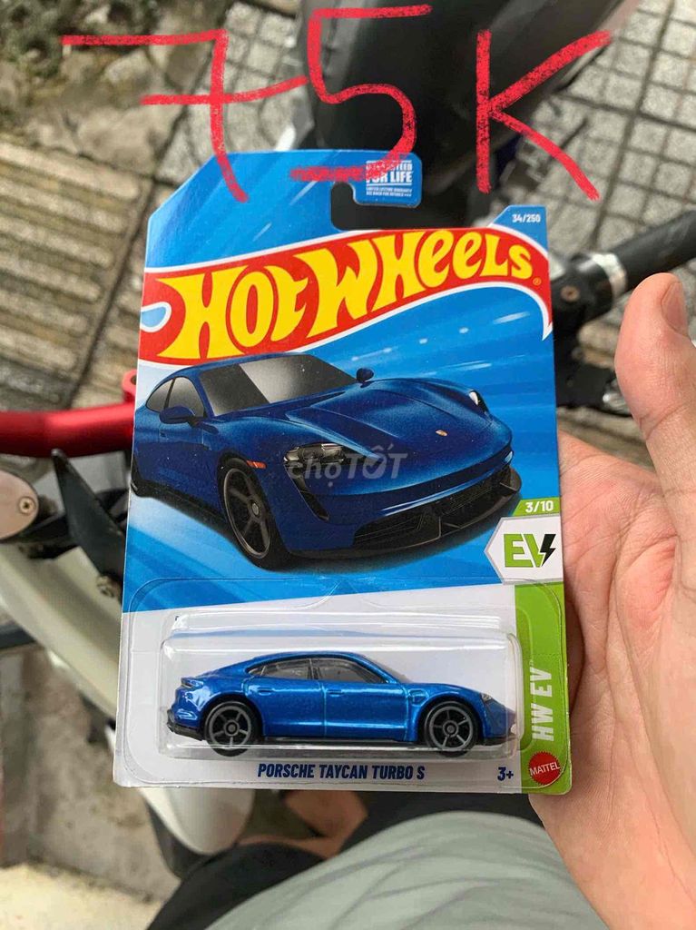Модель автомобиля Hot Wheels Porsche Taycan Turbo S синяя