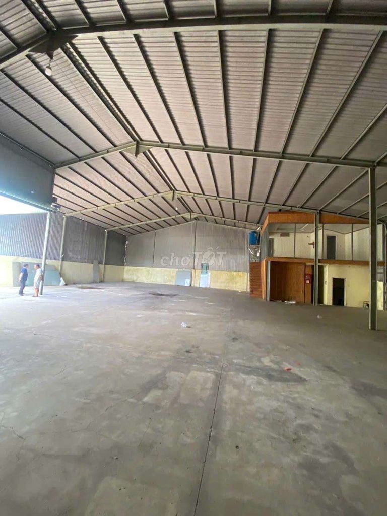 Производственный цех 600 м², грузовой транспорт