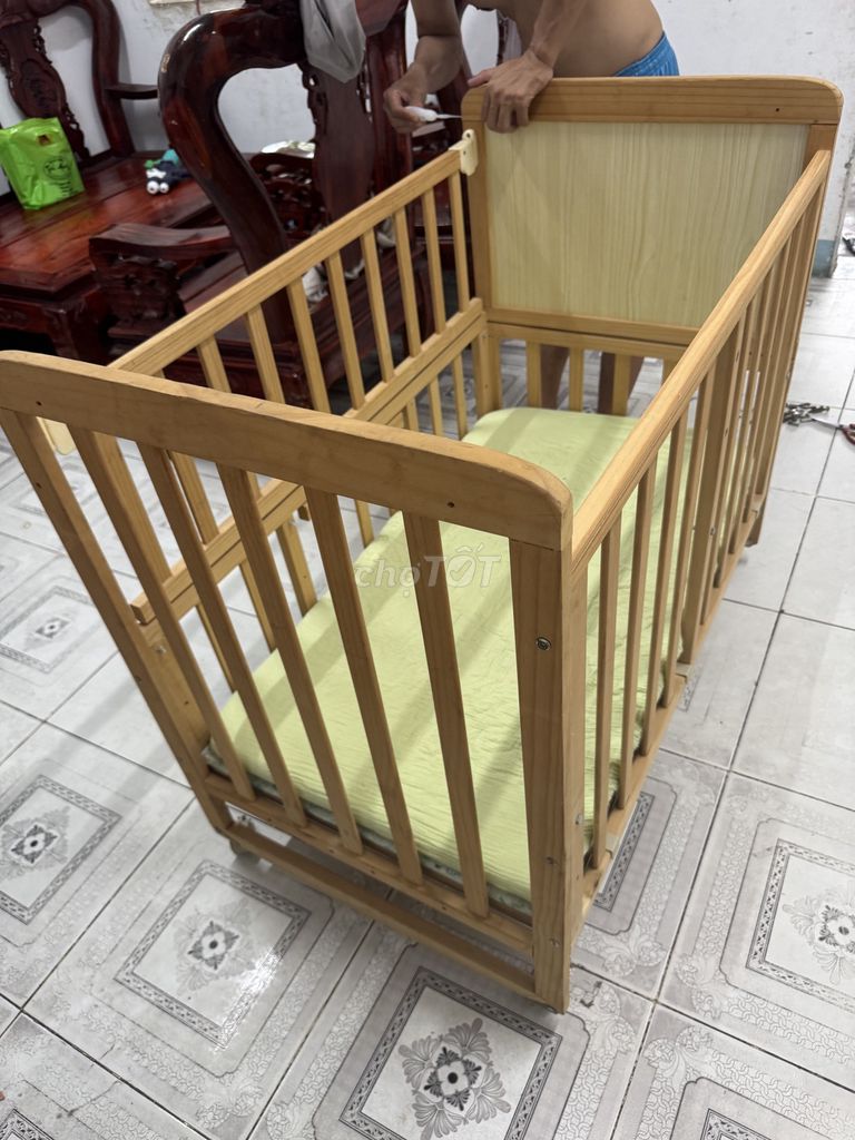 Детская кроватка из светлого дерева 100x60x80 см с матрасом