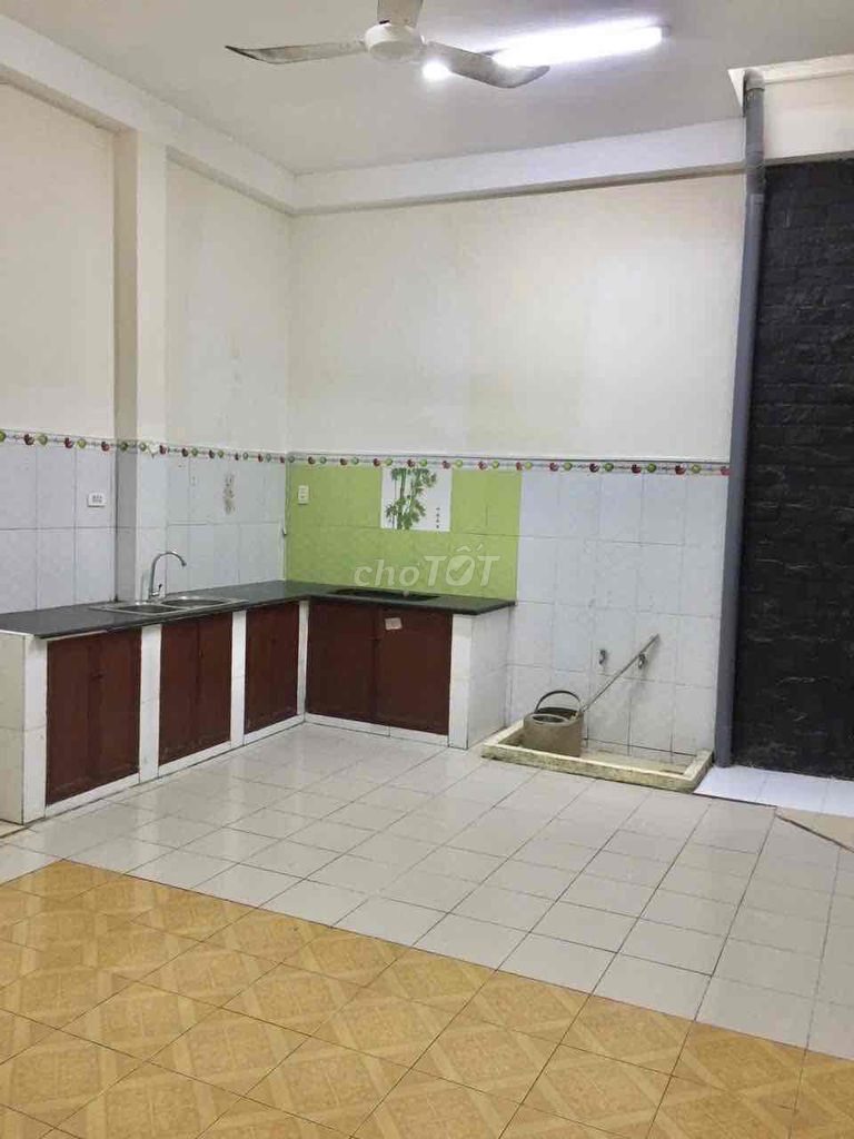 Фото 2: Сдается дом, фасад на главной улице, район Тен Лыа, площадь 5x20, 3,5 этажа. Цена 20 млн/месяц
