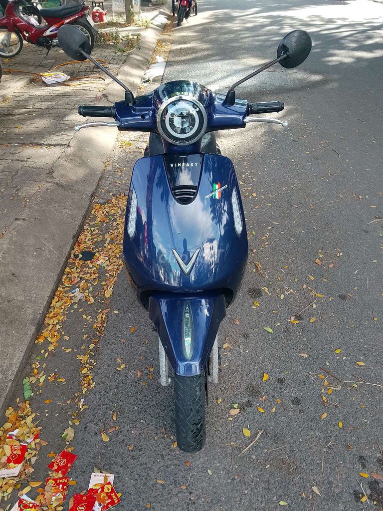 Фото 3: Электромотоцикл VinFast Evo 200 синий 19 000 км