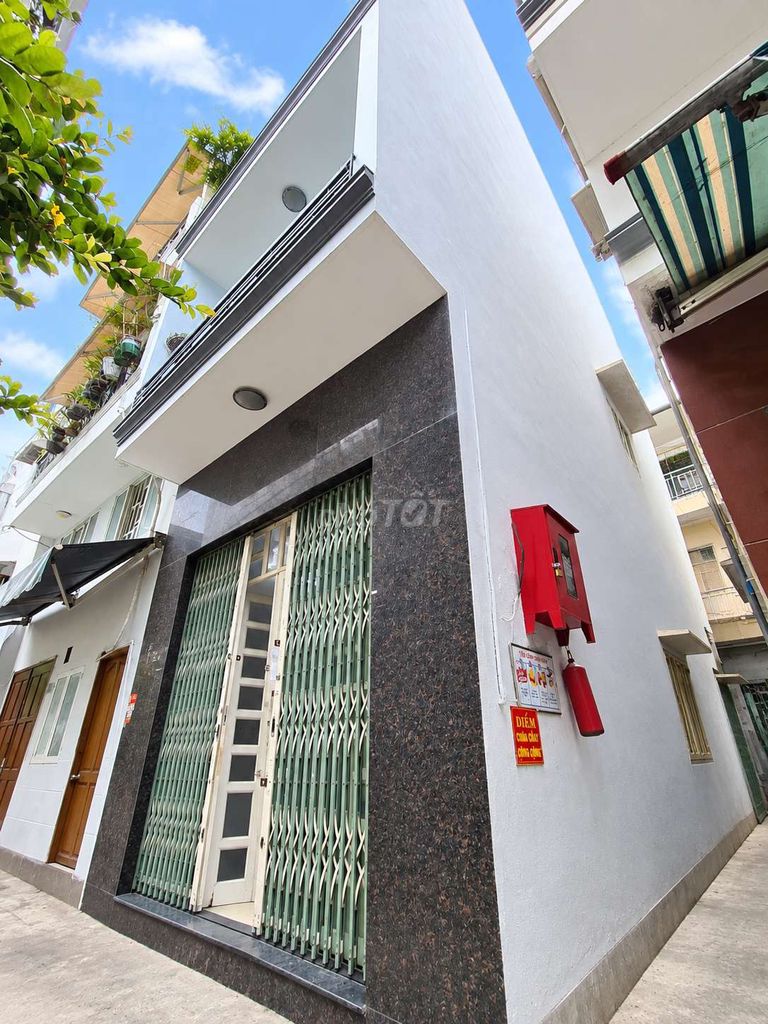 Перед домом почти 4 м, угловой участок с двумя фасадами без общего коридора — есть боковая дверь, 3 этажа, 4 спальни