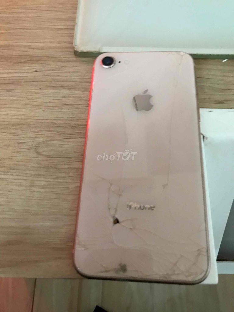 Apple iPhone 8 розовое золото, треснула задняя крышка или обмен