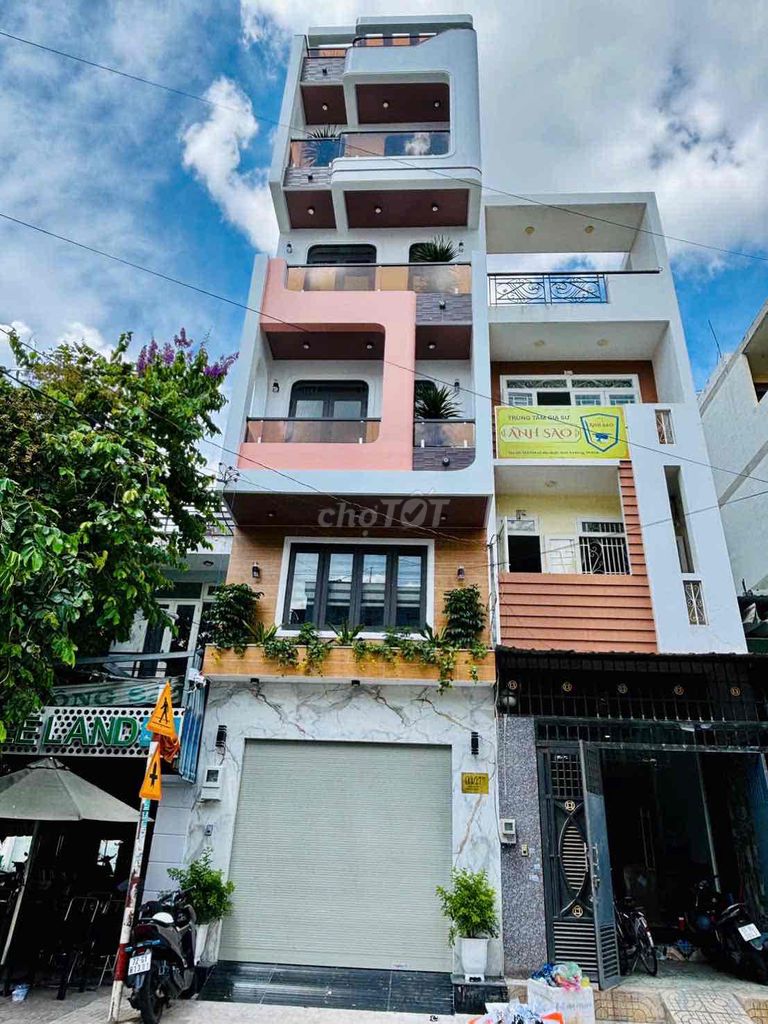 Продажа дома 4x20 м, 1 первый этаж, антресоль, 4 этажа, терраса, 6 спален, 9 санузлов, полностью меблирован, есть лифт
