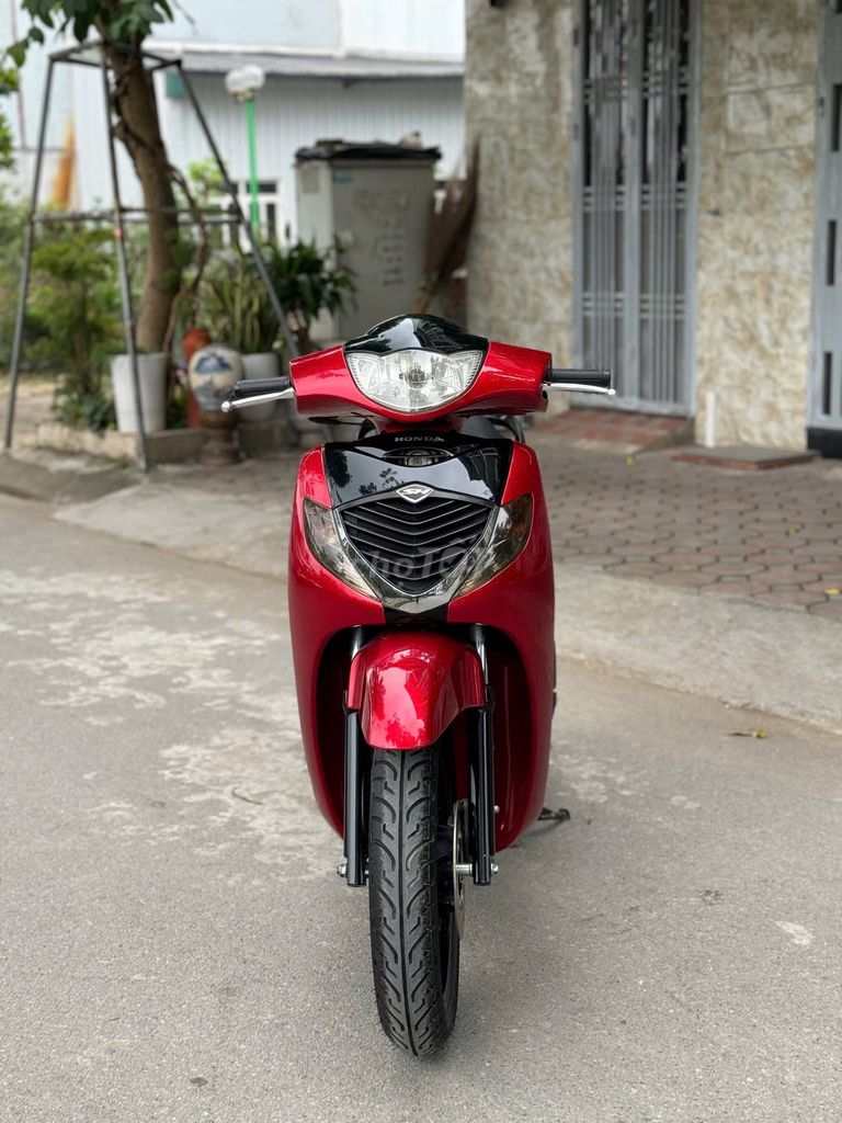 Фото 3: Honda SH Ý Fi 2009 Красный