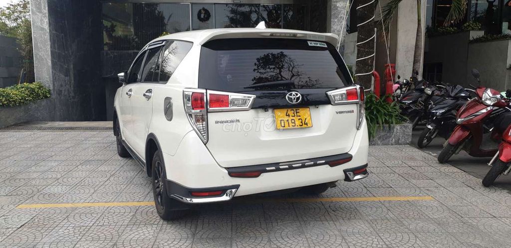 Toyota Innova Venturer белый 8 мест автоматическая