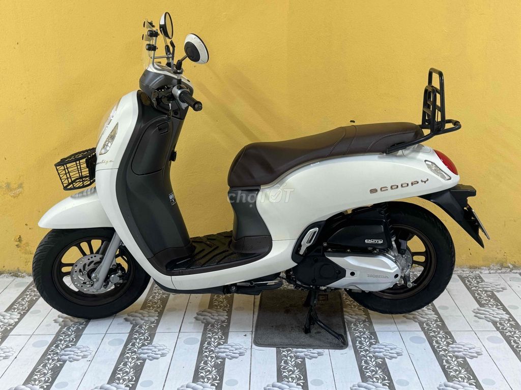 Scoopy 2024 белый-черный, супер новый 43AE-019.04